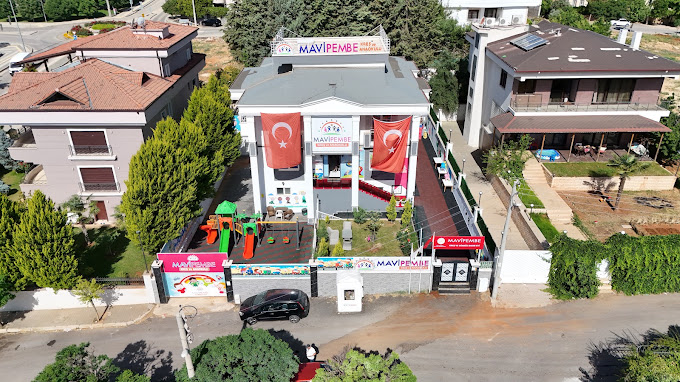 Mavi Pembe Kreş binası ve bahçesinin havadan görünümü